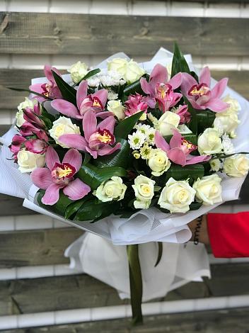 Букет цветов из: Розы и Хризантемы в Лесколово