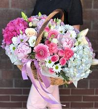Композиция солнечный день в Лесколово Цветочная композиция из Розы, Хризантемы, Пионы и Лизиантусы в корзине в Лесколово