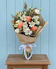 Букет цветов из:  Альстромерии, Лизиантусы, Розы и Хризантемы в Лесколово