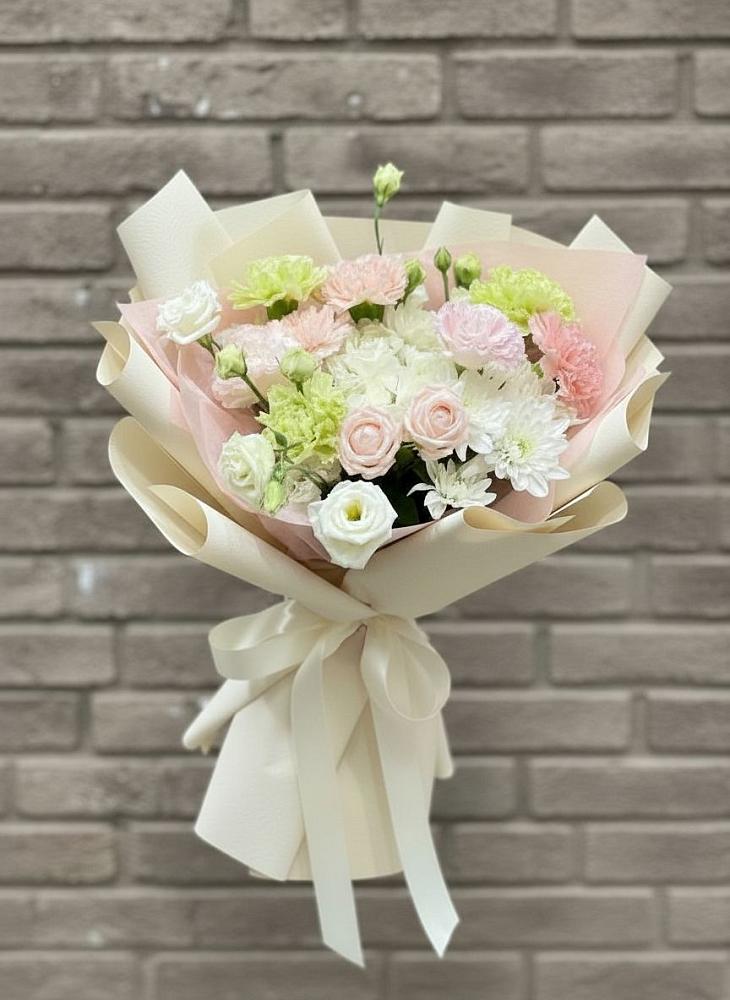 Букет цветов из: Гвоздики, Розы, Лизиантусы и Хризантемы в Лесколово