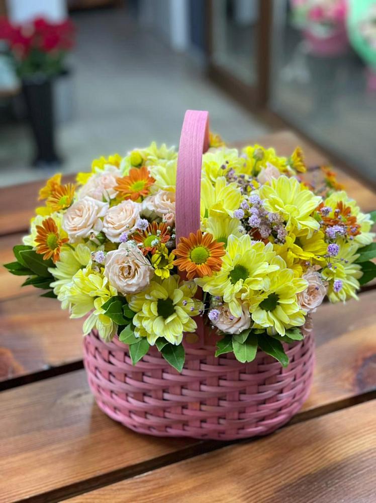 Цветочная композиция из Хризантемы и Розы в корзине в Лесколово