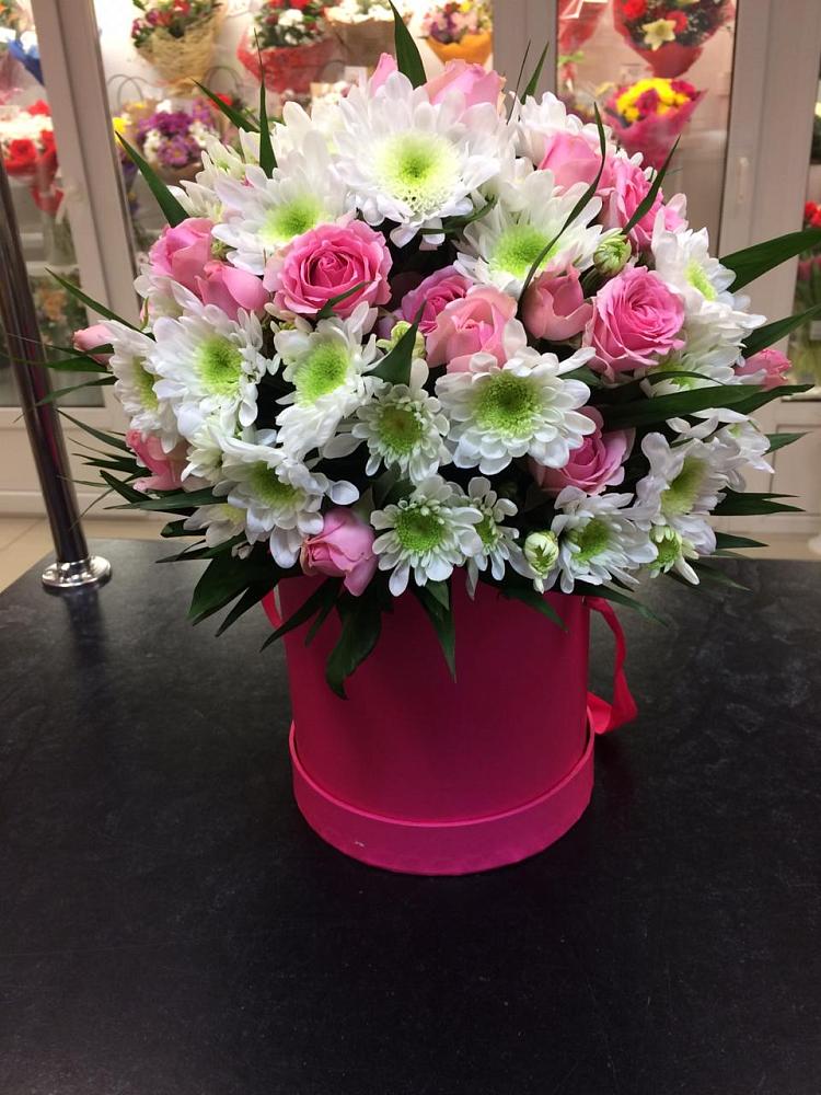 Цветочная композиция из Розы и Хризантемы в шляпной коробке в Лесколово