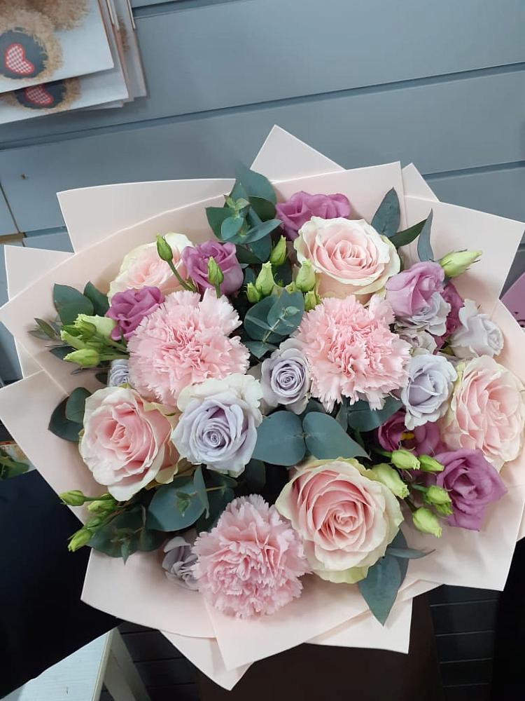 Букет цветов из: Розы, Гвоздики и Лизиантусы в Лесколово